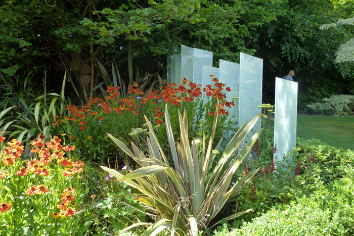 panele-szklane---nowoczesna-instalacja-w-ogrodzie