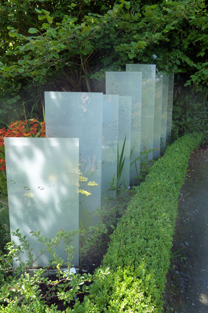 panele-szklane---nowoczesna-instalacja-w-ogrodzie2