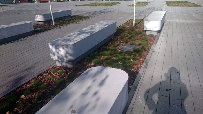 betonowe-ławki-w-zieleni